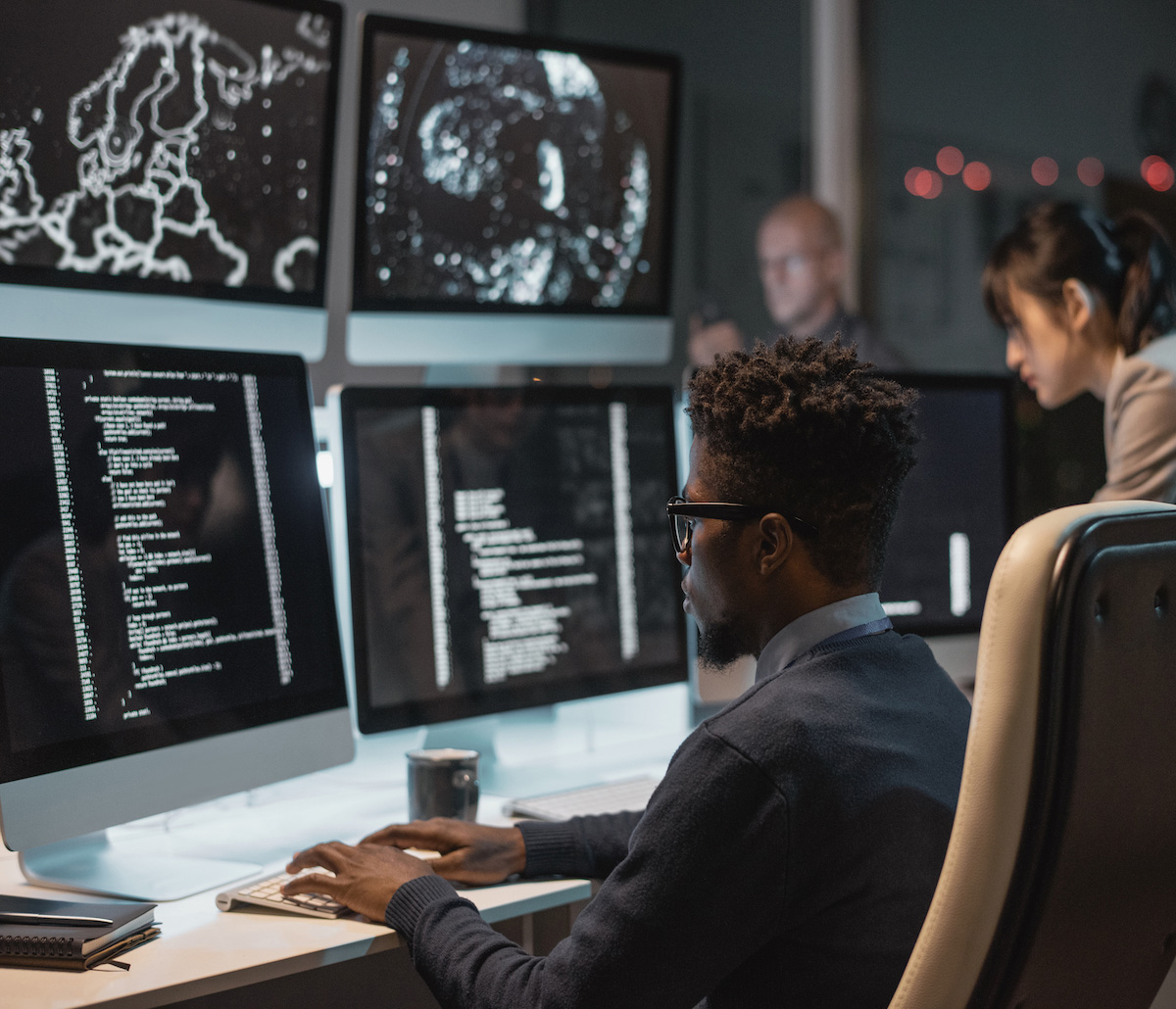 Organização multinacional aprimora as defesas com testes de estresse de seu programa de segurança cibernética